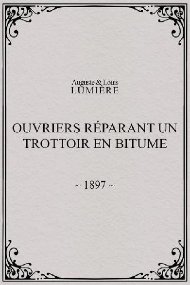 Ouvriers réparant un trottoir en bitume